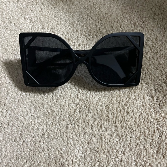 Matte Black Oversized Sunglasses - Picture 3 of 4